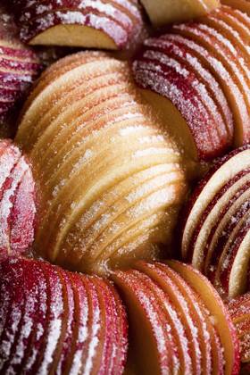 IMAGO Creative, Herbst, Food, Apfelkuchen A close up view of apple slices coated in sugar A close up view of apple slices coated in sugar Copyright: xHeidixRichterx HR231121-32
