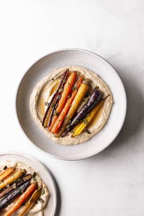 IMAGO Creative, Food, Hummus Honey roasted carrots with hummus in a ceramic bowl. Honey roasted carrots with hummus in a ceramic bowl. Copyright: xJoxBryantx JBR050422-85