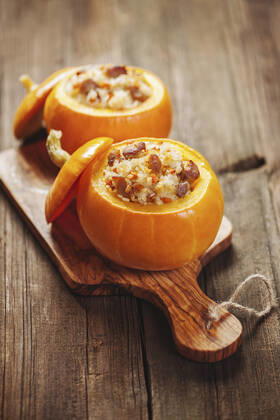 IMAGO Creative, Herbst, Food, Kürbis-Risotto Little roasted pumpkins stuffed with chicken meat, vegetables and rice Copyright: xJuliaxKaptelovax xThexPicturexPantryx JK_IMG_8206
