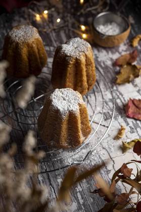 Three mini pandoro with powdered sugar Three mini pandoro with powdered sugar Copyright: xSoniaxBozzox SBO171120-7