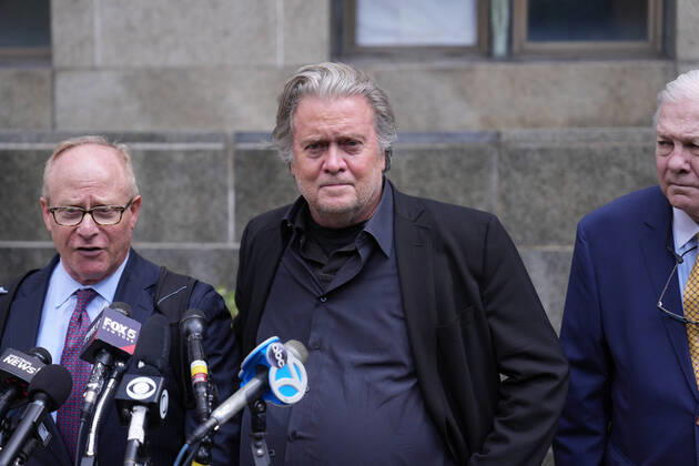 News Themen der Woche KW36 News Bilder des Tages Former Trump Adviser Steve Bannon Surrenders On Wall Charges After Pardon Steve Bannon, former adviser to Donald Trump, center, during a press conference outside of Manhattan State Supreme Court in New York, US, on Thursday, Sept. 8, 2022. Bannon is facing New York state money-laundering, fraud and conspiracy charges for allegedly bilking thousands of contributors to a privately funded US-Mexico border wall of more than $15 million. New York United States  Copyright: xJohnxNacionx originalFilename: nacion-formertr220908_npadG