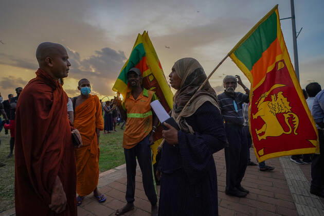 Protest In Colombo, Sri Lanka Anti-government protester with Sri Lankan Flag at Galle Face. September 09, 2022 Colombo, Sri Lanka.This protest was held to demand the release of the activists who were imprisoned in the recent protests and to remember all those who died or were disabled during the recent protests. Apart from this, their main slogans were to demand not to increase the prices of goods. Colombo Sri Lanka Copyright: xThilinaxKaluthotagex originalFilename: kaluthotage-notitle220909_npl1r