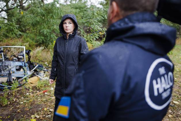 Annalena Baerbock Buendnis 90 Die Gruenen , Federal Minister of Foreign Affairs, visits the mine clearance project of HALO Hazardous Area Life support Organization Welyka Dymerka, 10 09 2022 Welyka Dymerka Ukraine in a suburb of Kiev. Copyright: xThomasxTrutschelx