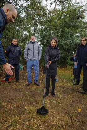 Annalena Baerbock Buendnis 90 Die Gruenen , Federal Minister of Foreign Affairs, visits the mine clearance project of HALO Hazardous Area Life support Organization Welyka Dymerka, 10 09 2022 Welyka Dymerka Ukraine in a suburb of Kiev. Copyright: xThomasxTrutschelx