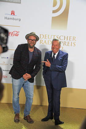 Gregor Meyle and Roland Kaiser at the award ceremony of the 13 German Radio Award 2022 at Schuppen 52 Hamburg, 08 09 2022 award ceremony of the 13 German Radio Award 2022 in Hamburg, Hamburg Hamburg Germany Hamburg