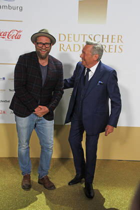Gregor Meyle and Roland Kaiser at the award ceremony of the 13 German Radio Award 2022 at Schuppen 52 Hamburg, 08 09 2022 award ceremony of the 13 German Radio Award 2022 in Hamburg, Hamburg Hamburg Germany Hamburg