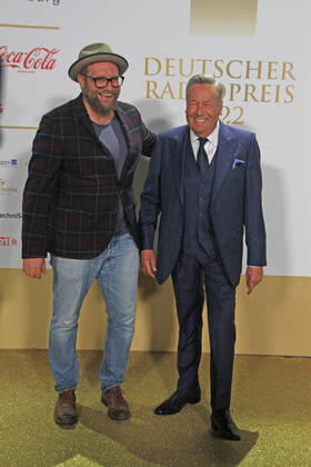 Gregor Meyle and Roland Kaiser at the award ceremony of the 13 German Radio Award 2022 at Schuppen 52 Hamburg, 08 09 2022 award ceremony of the 13 German Radio Award 2022 in Hamburg, Hamburg Hamburg Germany Hamburg