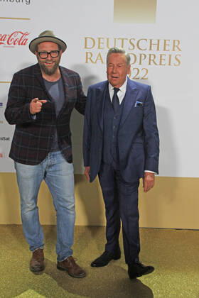 Gregor Meyle and Roland Kaiser at the award ceremony of the 13 German Radio Award 2022 at Schuppen 52 Hamburg, 08 09 2022 award ceremony of the 13 German Radio Award 2022 in Hamburg, Hamburg Hamburg Germany Hamburg