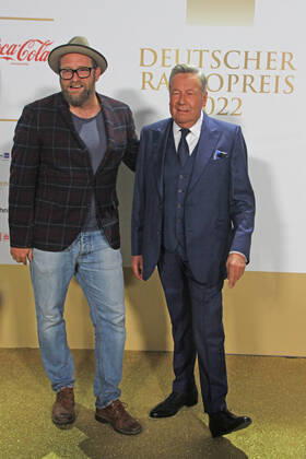 Gregor Meyle and Roland Kaiser at the award ceremony of the 13 German Radio Award 2022 at Schuppen 52 Hamburg, 08 09 2022 award ceremony of the 13 German Radio Award 2022 in Hamburg, Hamburg Hamburg Germany Hamburg
