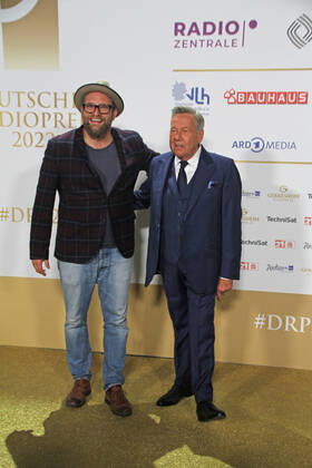 Gregor Meyle and Roland Kaiser at the award ceremony of the 13 German Radio Award 2022 at Schuppen 52 Hamburg, 08 09 2022 award ceremony of the 13 German Radio Award 2022 in Hamburg, Hamburg Hamburg Germany Hamburg