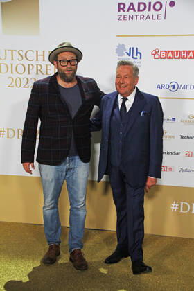 Gregor Meyle and Roland Kaiser at the award ceremony of the 13 German Radio Award 2022 at Schuppen 52 Hamburg, 08 09 2022 award ceremony of the 13 German Radio Award 2022 in Hamburg, Hamburg Hamburg Germany Hamburg