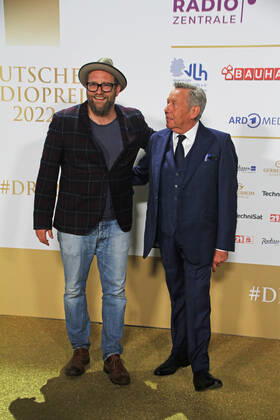 Gregor Meyle and Roland Kaiser at the award ceremony of the 13 German Radio Award 2022 at Schuppen 52 Hamburg, 08 09 2022 award ceremony of the 13 German Radio Award 2022 in Hamburg, Hamburg Hamburg Germany Hamburg