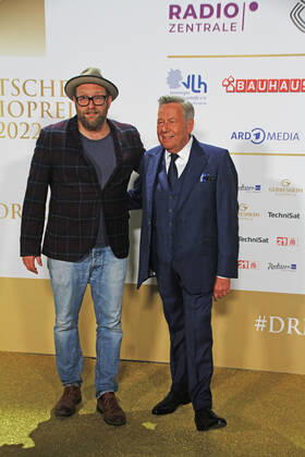 Gregor Meyle and Roland Kaiser at the award ceremony of the 13 German Radio Award 2022 at Schuppen 52 Hamburg, 08 09 2022 award ceremony of the 13 German Radio Award 2022 in Hamburg, Hamburg Hamburg Germany Hamburg