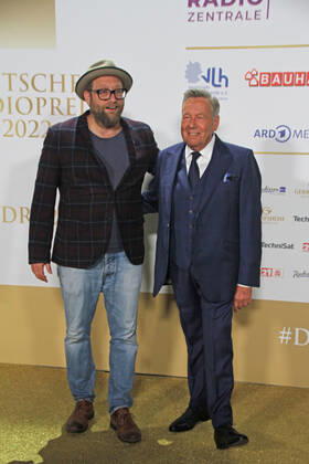 Gregor Meyle and Roland Kaiser at the award ceremony of the 13 German Radio Award 2022 at Schuppen 52 Hamburg, 08 09 2022 award ceremony of the 13 German Radio Award 2022 in Hamburg, Hamburg Hamburg Germany Hamburg