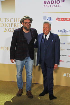 Gregor Meyle and Roland Kaiser at the award ceremony of the 13 German Radio Award 2022 at Schuppen 52 Hamburg, 08 09 2022 award ceremony of the 13 German Radio Award 2022 in Hamburg, Hamburg Hamburg Germany Hamburg