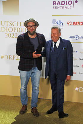 Gregor Meyle and Roland Kaiser at the award ceremony of the 13 German Radio Award 2022 at Schuppen 52 Hamburg, 08 09 2022 award ceremony of the 13 German Radio Award 2022 in Hamburg, Hamburg Hamburg Germany Hamburg