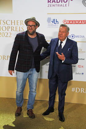 Gregor Meyle and Roland Kaiser at the award ceremony of the 13 German Radio Award 2022 at Schuppen 52 Hamburg, 08 09 2022 award ceremony of the 13 German Radio Award 2022 in Hamburg, Hamburg Hamburg Germany Hamburg