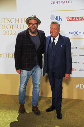 Gregor Meyle and Roland Kaiser at the award ceremony of the 13 German Radio Award 2022 at Schuppen 52 Hamburg, 08 09 2022 award ceremony of the 13 German Radio Award 2022 in Hamburg, Hamburg Hamburg Germany Hamburg