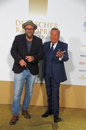 Gregor Meyle and Roland Kaiser at the award ceremony of the 13 German Radio Award 2022 at Schuppen 52 Hamburg, 08 09 2022 award ceremony of the 13 German Radio Award 2022 in Hamburg, Hamburg Hamburg Germany Hamburg