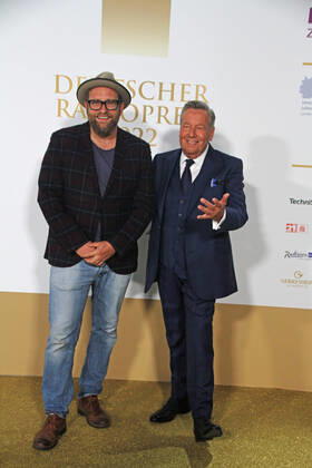 Gregor Meyle and Roland Kaiser at the award ceremony of the 13 German Radio Award 2022 at Schuppen 52 Hamburg, 08 09 2022 award ceremony of the 13 German Radio Award 2022 in Hamburg, Hamburg Hamburg Germany Hamburg