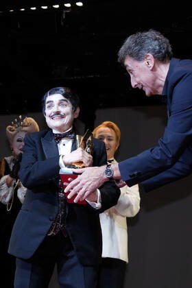 Katharina Thalbach and ensemble members at the presentation of the Audience Award Golden Curtain to Katharina Thalbach after the performance of the play Murder in the Orient Expess in the Komödie am Kurfürstendamm at the Schiller Theater Berlin, 11 09 2022 Foto:xT.xBartillax xFuturexImage