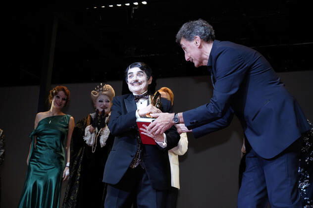 Katharina Thalbach and ensemble members at the presentation of the Audience Award Golden Curtain to Katharina Thalbach after the performance of the play Murder in the Orient Expess in the Komödie am Kurfürstendamm at the Schiller Theater Berlin, 11 09 2022 Foto:xT.xBartillax xFuturexImage