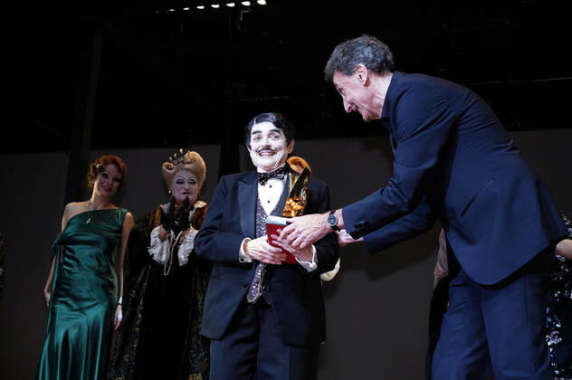 Katharina Thalbach and ensemble members at the presentation of the Audience Award Golden Curtain to Katharina Thalbach after the performance of the play Murder in the Orient Expess in the Komödie am Kurfürstendamm at the Schiller Theater Berlin, 11 09 2022 Foto:xT.xBartillax xFuturexImage