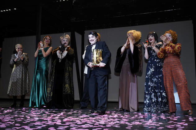 Katharina Thalbach and ensemble members at the presentation of the Audience Award Golden Curtain to Katharina Thalbach after the performance of the play Murder in the Orient Expess in the Komödie am Kurfürstendamm at the Schiller Theater Berlin, 11 09 2022 Foto:xT.xBartillax xFuturexImage