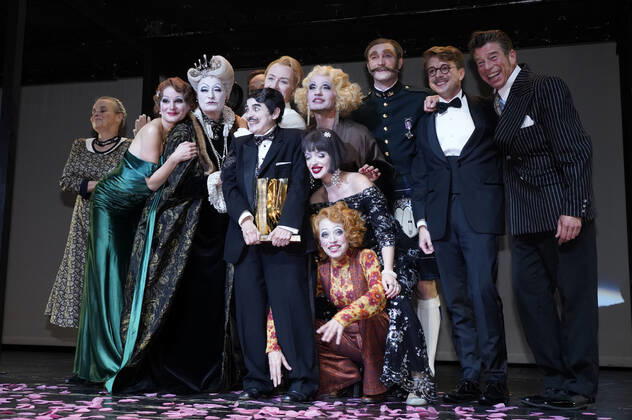 Katharina Thalbach and ensemble members at the presentation of the Audience Award Golden Curtain to Katharina Thalbach after the performance of the play Murder in the Orient Expess in the Komödie am Kurfürstendamm at the Schiller Theater Berlin, 11 09 2022 Foto:xT.xBartillax xFuturexImage