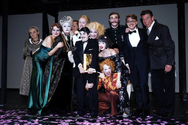 Katharina Thalbach and ensemble members at the presentation of the Audience Award Golden Curtain to Katharina Thalbach after the performance of the play Murder in the Orient Expess in the Komödie am Kurfürstendamm at the Schiller Theater Berlin, 11 09 2022 Foto:xT.xBartillax xFuturexImage