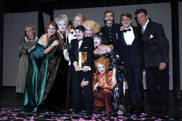 Katharina Thalbach and ensemble members at the presentation of the Audience Award Golden Curtain to Katharina Thalbach after the performance of the play Murder in the Orient Expess in the Komödie am Kurfürstendamm at the Schiller Theater Berlin, 11 09 2022 Foto:xT.xBartillax xFuturexImage