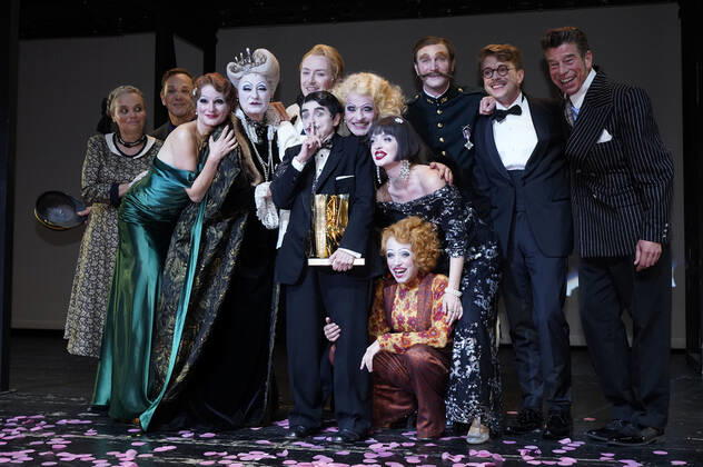 Katharina Thalbach and ensemble members at the presentation of the Audience Award Golden Curtain to Katharina Thalbach after the performance of the play Murder in the Orient Expess in the Komödie am Kurfürstendamm at the Schiller Theater Berlin, 11 09 2022 Foto:xT.xBartillax xFuturexImage