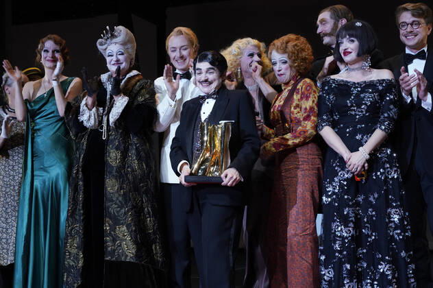 Katharina Thalbach and ensemble members at the presentation of the Audience Award Golden Curtain to Katharina Thalbach after the performance of the play Murder in the Orient Expess in the Komödie am Kurfürstendamm at the Schiller Theater Berlin, 11 09 2022 Foto:xT.xBartillax xFuturexImage
