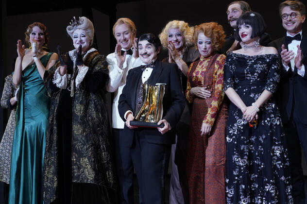 Katharina Thalbach and ensemble members at the presentation of the Audience Award Golden Curtain to Katharina Thalbach after the performance of the play Murder in the Orient Expess in the Komödie am Kurfürstendamm at the Schiller Theater Berlin, 11 09 2022 Foto:xT.xBartillax xFuturexImage