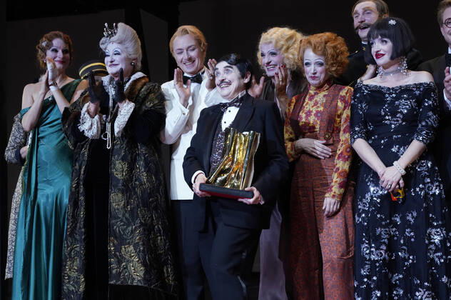 Katharina Thalbach and ensemble members at the presentation of the Audience Award Golden Curtain to Katharina Thalbach after the performance of the play Murder in the Orient Expess in the Komödie am Kurfürstendamm at the Schiller Theater Berlin, 11 09 2022 Foto:xT.xBartillax xFuturexImage