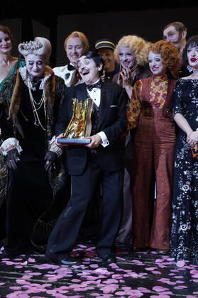 Katharina Thalbach and ensemble members at the presentation of the Audience Award Golden Curtain to Katharina Thalbach after the performance of the play Murder in the Orient Expess in the Komödie am Kurfürstendamm at the Schiller Theater Berlin, 11 09 2022 Foto:xT.xBartillax xFuturexImage