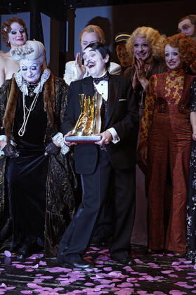 Katharina Thalbach and ensemble members at the presentation of the Audience Award Golden Curtain to Katharina Thalbach after the performance of the play Murder in the Orient Expess in the Komödie am Kurfürstendamm at the Schiller Theater Berlin, 11 09 2022 Foto:xT.xBartillax xFuturexImage