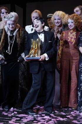 Katharina Thalbach and ensemble members at the presentation of the Audience Award Golden Curtain to Katharina Thalbach after the performance of the play Murder in the Orient Expess in the Komödie am Kurfürstendamm at the Schiller Theater Berlin, 11 09 2022 Foto:xT.xBartillax xFuturexImage