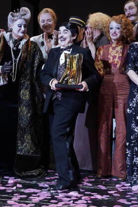 Katharina Thalbach and ensemble members at the presentation of the Audience Award Golden Curtain to Katharina Thalbach after the performance of the play Murder in the Orient Expess in the Komödie am Kurfürstendamm at the Schiller Theater Berlin, 11 09 2022 Foto:xT.xBartillax xFuturexImage