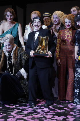 Katharina Thalbach and ensemble members at the presentation of the Audience Award Golden Curtain to Katharina Thalbach after the performance of the play Murder in the Orient Expess in the Komödie am Kurfürstendamm at the Schiller Theater Berlin, 11 09 2022 Foto:xT.xBartillax xFuturexImage