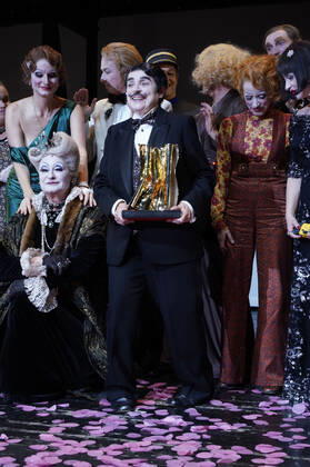 Katharina Thalbach and ensemble members at the presentation of the Audience Award Golden Curtain to Katharina Thalbach after the performance of the play Murder in the Orient Expess in the Komödie am Kurfürstendamm at the Schiller Theater Berlin, 11 09 2022 Foto:xT.xBartillax xFuturexImage