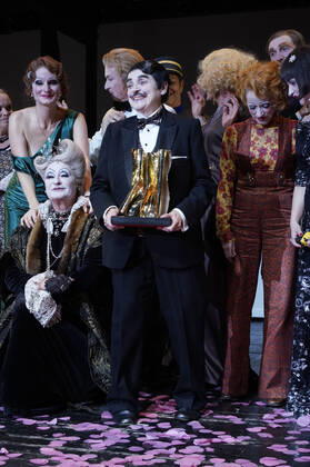 Katharina Thalbach and ensemble members at the presentation of the Audience Award Golden Curtain to Katharina Thalbach after the performance of the play Murder in the Orient Expess in the Komödie am Kurfürstendamm at the Schiller Theater Berlin, 11 09 2022 Foto:xT.xBartillax xFuturexImage