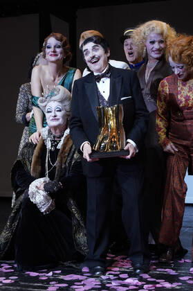 Katharina Thalbach and ensemble members at the presentation of the Audience Award Golden Curtain to Katharina Thalbach after the performance of the play Murder in the Orient Expess in the Komödie am Kurfürstendamm at the Schiller Theater Berlin, 11 09 2022 Foto:xT.xBartillax xFuturexImage