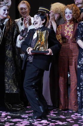 Katharina Thalbach and ensemble members at the presentation of the Audience Award Golden Curtain to Katharina Thalbach after the performance of the play Murder in the Orient Expess in the Komödie am Kurfürstendamm at the Schiller Theater Berlin, 11 09 2022 Foto:xT.xBartillax xFuturexImage
