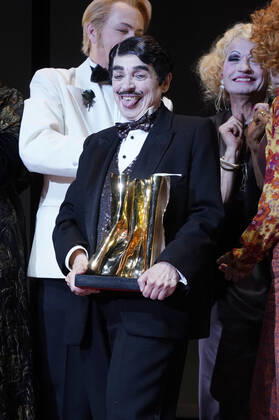 Katharina Thalbach and ensemble members at the presentation of the Audience Award Golden Curtain to Katharina Thalbach after the performance of the play Murder in the Orient Expess in the Komödie am Kurfürstendamm at the Schiller Theater Berlin, 11 09 2022 Foto:xT.xBartillax xFuturexImage