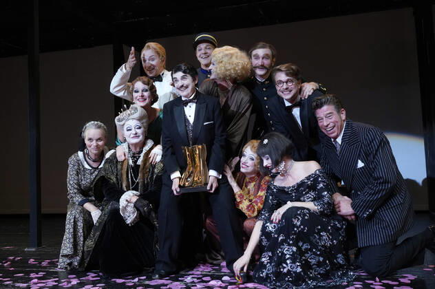 Katharina Thalbach and ensemble members at the presentation of the Audience Award Golden Curtain to Katharina Thalbach after the performance of the play Murder in the Orient Expess in the Komödie am Kurfürstendamm at the Schiller Theater Berlin, 11 09 2022 Foto:xT.xBartillax xFuturexImage