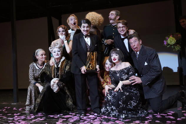 Katharina Thalbach and ensemble members at the presentation of the Audience Award Golden Curtain to Katharina Thalbach after the performance of the play Murder in the Orient Expess in the Komödie am Kurfürstendamm at the Schiller Theater Berlin, 11 09 2022 Foto:xT.xBartillax xFuturexImage