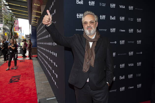 September 12, 2022, Toronto, ON, CAN: Sam Mendes arrives on the red carpet for Empire of Light at the Toronto International Film Festival in Toronto on Monday September 12, 2022. Toronto CAN  - ZUMAc35_ 20220912_zaf_c35_077 Copyright: xChrisxYoungx