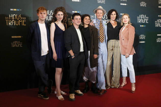 Ludwig Simon, Amy Benkenstein, Paul Zichner, Naemi Florez, Alexander Scheer, Nina Kunzendorf and Valery Cheplanova at the premiere of the RTL TV series Das Haus der Träume at Kino International Berlin, 12 09 2022 Foto:xA.xBuggex xFuturexImage
