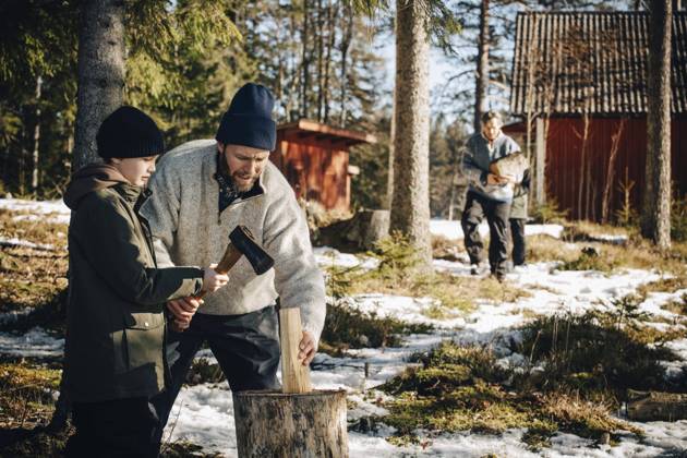IMAGO Creative: Business - Work-Life Balance Father teaching son to cut log with axe in forest during winter Sweden, Stockholm, model released Copyright: xMaskot,xMaskotxBildbyraxABx , MA94859 MA94859